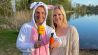 Antenne-Morgenreporter Toni Schmitt badet im Hasenkostüm an mit Hörerin Patrizia, Foto: Antenne Brandenburg