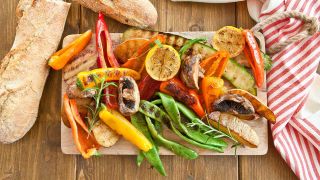 Buntes gegrilltes Sommergemüse mit frischem Baguette (Quelle: imago/CHROMORANGE)