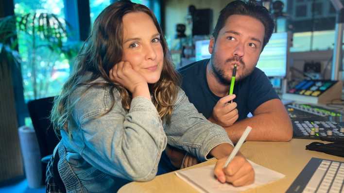Marie Günther und Christofer Hameister schreiben mit Hörerhilfe eine Postkarte nach Mallorca Marie Günther und Christofer Hameister schreiben mit Hörerhilfe eine Postkarte nach Mallorca